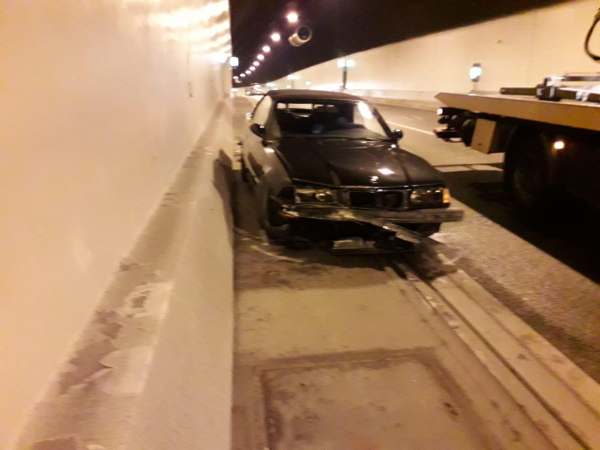 Ein BMW prallte bei dem Unfall gegen die Mauer im OWD-Tunnel. - © Neue Westfälische