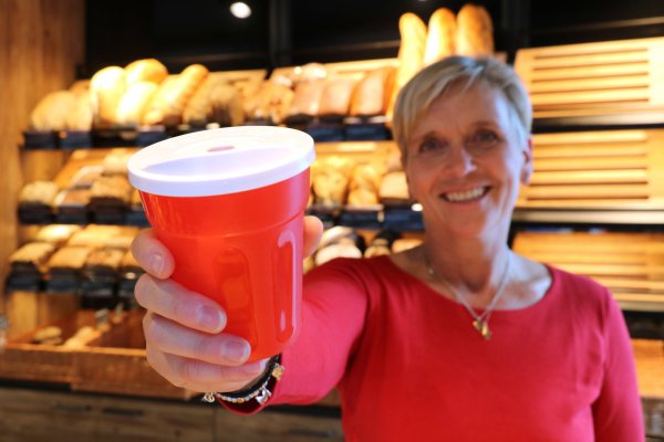 Susanne Tiemann mit dem neuen Mehrwegbecher in der Bäckerei Wiebusch. - © Alexandra Schaller