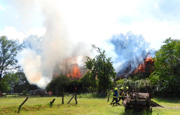Zu einem dramatischen Brand in Greffen musste die Feuerwehr am Samstag ausrücken. - © Gabriele Grund