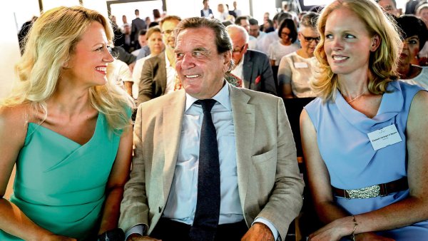Eingerahmt: Gerhard Schröder 2017 in Bielefeld zwischen Barbara Schöneberger (l.) und Elizabeth Herzogin in Bayern. - © Sarah Jonek