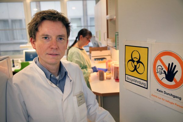 Chefarzt Dr. Jens Gieffers steht in der Tür des im Hygienelabors des Klinikums Lippe. Die Untersuchungen hier haben aber nichts mit dem Coronarvirus zu tun. Das übernehmen andere Labore. - © Bernhard Preuss