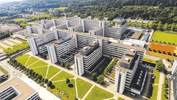 Blick auf die Universität Bielefeld: Als erste und einzige Hochschule in OWL wird die Universität ab 2021 Mediziner ausbilden. - © Jens Reddeker/ARCHIV