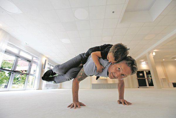 Vater und Sohn beim Yoga: Rama Schwab mit seinem Sohn Christoffer, Zeugnis einer Ashram-Liebe. - © Vera Gerstendorf-Welle