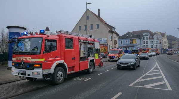 Die Feuerwehr ist mit einem Großaufgebot an der Jöllenbecker Straße im Einsatz. - © Andreas Zobe