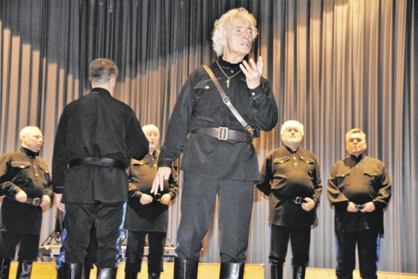 Musikalischer Leiter: Peter Orloff tritt derzeit täglich mit den Schwarzmeer-Kosaken auf. Beim dritten Auftritt in Oerlinghausen übernimmt er zwischendurch auch Soloparts. Im Gedächtnis bleiben wird dem Publikum aber wohl ein männlicher Sopran und die tiefen Bässe der meisten anderen Kosaken. - © Karin Prignitz