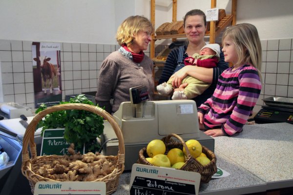 Edeltraud Kuhlmeier, Maria von Müller und ihre Kinder Ronja und Greta (von links) im Bio-Hofladen, der viele Kunden durch die Sperrung der Gauseköte eingebüßt hat. - © Bernhard Preuss