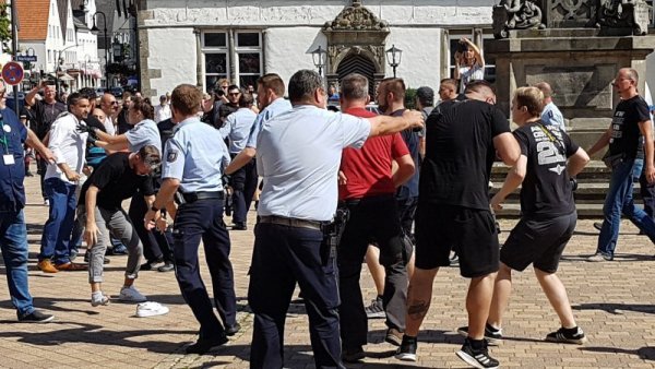 Während einer Mahnwache der "Rechten" gab es eine Auseinandersetzung mit Gegendemonstranten. - © Marianne Schwarzer