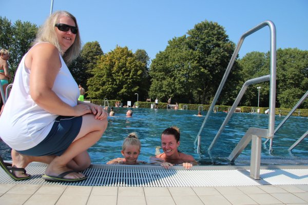 Schwimmmeistergehilfin Iris Momma ist beeindruckt, wie gut Liah mit ihren vier Jahren schon schwimmen kann. Mama Marina ist immer dabei. - © Katrin Kantelberg