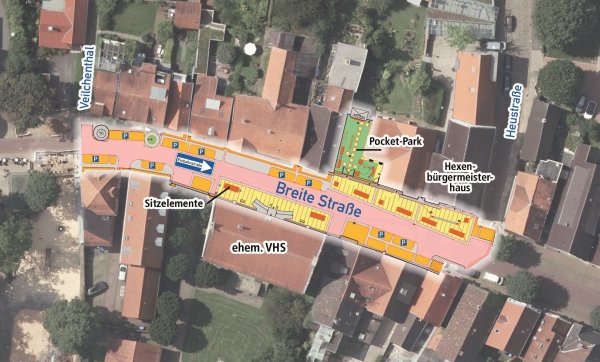 Roter und gelber Klinker sowie große Sandsteinplatten sollen die Breite Straße künftig übersichtlicher gestalten. Vor der Alten Abtei (heute noch Volkshochschule, bald Hotel) und vor dem Hexenbürgermeisterhaus sollen Ruhezonen geschaffen werden. - © Luftbild: Land NRW (2019) / Grafik: Stadt Lemgo / Montage: Oliver Wendtland