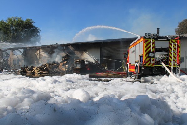 Am Sonntagvormittag löscht die Feuerwehr Bad Salzuflen immer noch Glutnester ab. - © Daniel Hobein/Feuerwehr Bad Salzuflen