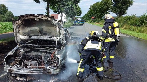 Komplett ausgebrannt ist dieser Wagen am Freitagnachmittag an der Schötmarschen Straße in Leopoldshöhe. - © Feuerwehr Leopoldshöhe