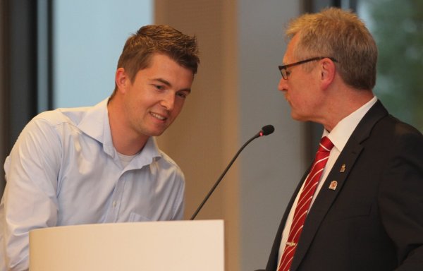 Bei seiner Wahl: Jan-Philipp Budde, Vorsitzender des Kreissportgerichts (links), mit FuL-Kreis-Chef Gottfried Dennebier. - © Sebastian Lucas