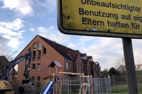 Der Spielplatz der ehemaligen Britensiedlung wird wie andere gemeinschaftlich genutzte Flächen in den Besitz der Stadt übergehen. Der Rat hat den Weg für den Ankauf frei gemacht. Aktuell errichtet die Stadt auf dem Areal ein neues Spielgerüst.  - © Thomas Reineke