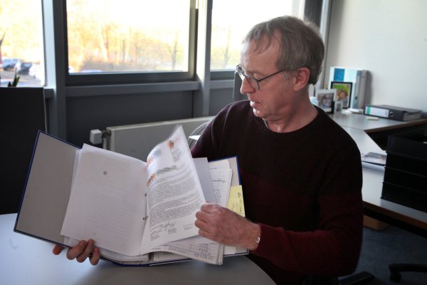 Josef Spiering hat einem Blomberger Finanzmakler vertraut – und dabei viel Geld verloren. In einem Ordner hat er die faulen Anlagen dokumentiert. - © Bernhard Preuss