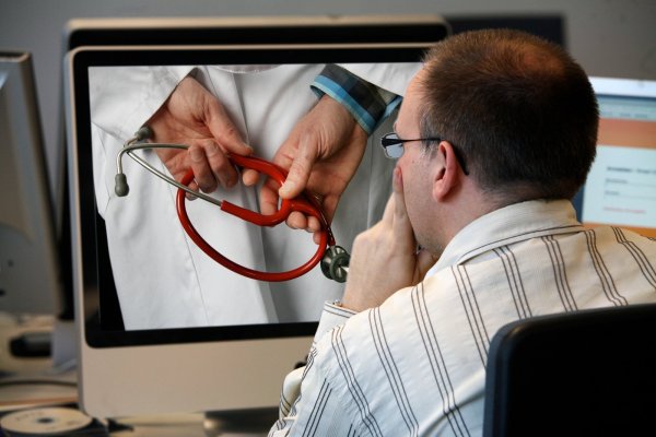 So könnte es bald aussehen: Von der Apotheke aus mit dem Arzt per Videoanruf kommunizieren – könnte für viele Patienten eine Lösung bedeuten. - © Bernhard Preuß