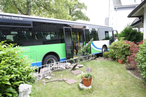 Erheblicher Sachschaden: Der Omnibus hat die Mauer der Familie Schwarz zerstört und steht in einer Buchenhecke. - © Elke Niedringhaus-Haasper