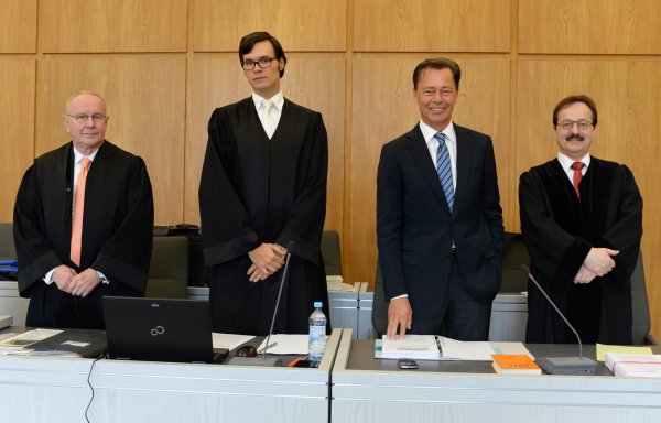 Ex-Arcandor-Chef Thomas Middelhoff (2.v.r) im Landgericht in Essen zwischen seinen Rechtsanwälten Hartmut Fromm (v.l.), Udo Wackernagel und Winfried Holtermüller. - © picture alliance / dpa