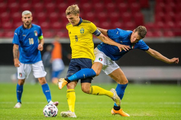 SCP-Neuzugang Svante Ingelsson (vorne l.), der hier gegen Andrea Pinamonti den Ball behauptet, feierte mit Schwedens U 21 zuletzt einen 3:0-Erfolg gegen Italien. - © imago images/Bildbyran