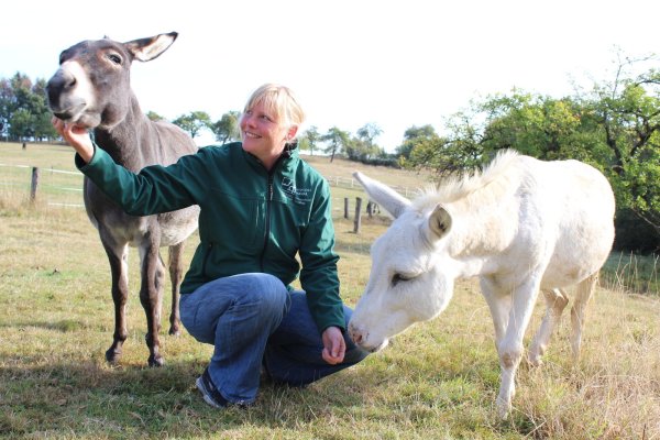 Verstehen sich blendend: Projektleiterin Gisela Krohn mit ihren tierischen Kollegen Rosalie und Olli. - © Sandra Castrup