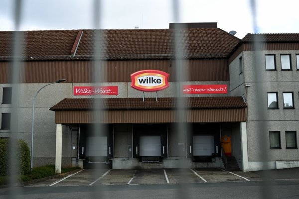 Alles verriegelt: Heruntergelassen sind die Rolltore des Fleischherstellers Wilke Wurstwaren im hessischen Twistetal. Nach zwei Todesfällen durch Keime in Wurstwaren muss der Hersteller die Produktion stoppen. - © Uwe Zucchi/dpa