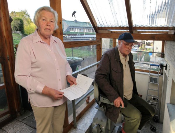Anita und Hermann Brinkmann wurden von einem Techniker des Kölner Treppenliftherstellers  betrogen. Jetzt hat das Unternehmen reagiert. - © Bernhard Preuss