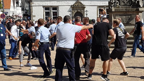 Während einer Mahnwache der "Rechten" gab es eine Auseinandersetzung mit Gegendemonstranten. - © Marianne Schwarzer
