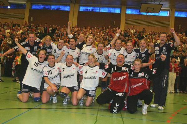Aufstieg 2006: Der Jubel nach dem Sprung in die Bundesliga kannte bei Trainer André Fuhr und seinen Spielerinnen keine Grenzen. - © Archivfoto: Sebastian Lucas