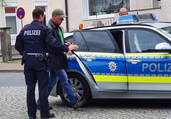 Die Polizei führte diesen Bielefelder ab, nachdem ihn Zeugen auf den Fahndungsfoto der Polizei wiedererkannt hatten. - © NW