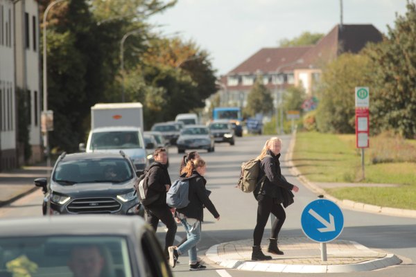 Rückt ein Stück: Der Braker Weg vom Campus-Kreisel aus gesehen. Auf der linken Seite soll ein ordentlicher Radweg gebaut werden – im Gegenzug bekommt die viel befahrene Straße ein Stück von der Wiese. - © Till Brand