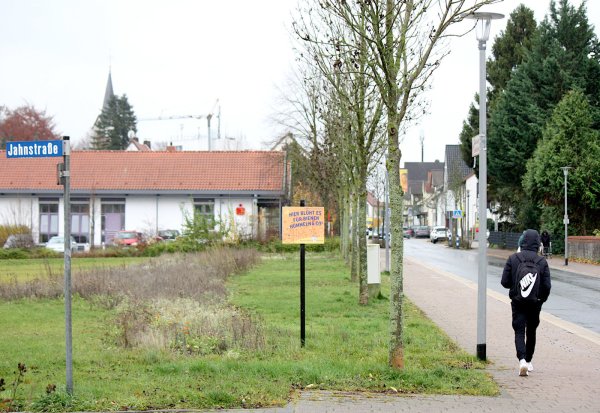 Dicht: Auf der Herforder Straße im Ortsteil Leopoldshöhe ist zu fast jeder Tageszeit viel Verkehr. Um ihn flüssig zu halten, wollen CDU und Grüne die Einfahrt zu den Parkplätzen des geplanten Johanneshofes an die Jahnstraße und den Johannesweg verlegen. - © Thomas Dohna