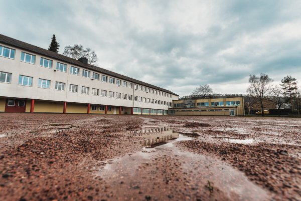 Die Container für die OGS sollen auf dem Tennenplatz unterhalb der Grundschule Hiddesen aufgestellt werden. - © Torben Gocke