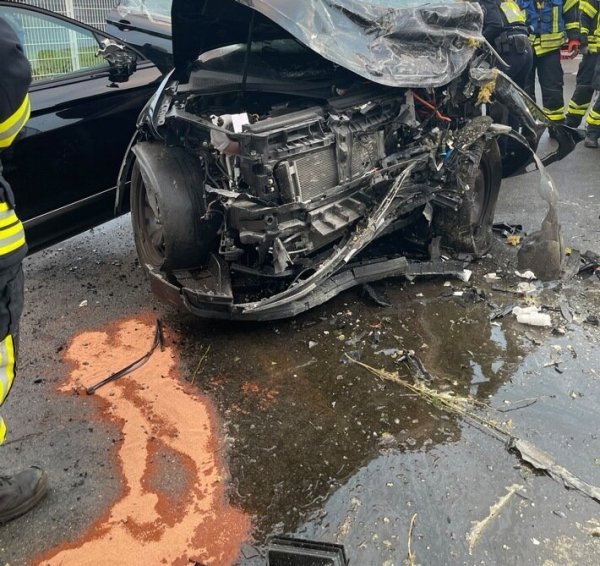 Der VW Tiguan wurde bei dem Aufprall völlig zerstört. - © C.Rieks/Feuerwehr Detmold