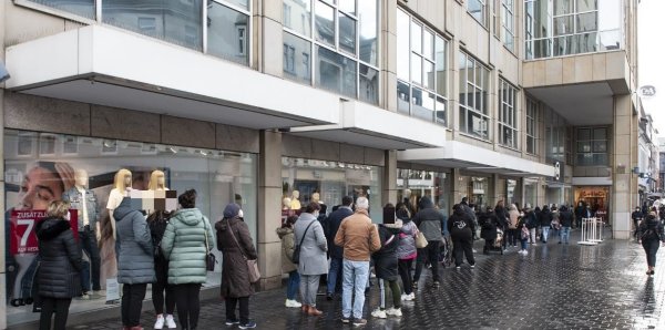 TK Maxx machte extra um 8 Uhr auf statt um 9.30 Uhr - und die Schlange bei C&A (Foto) war am Mittag enorm. - © Jörg Dieckmann