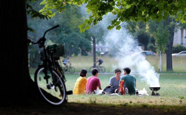 Auf öffentlichen Plätzen und in Parks darf wieder gegrillt werden. - © picture alliance/dpa
