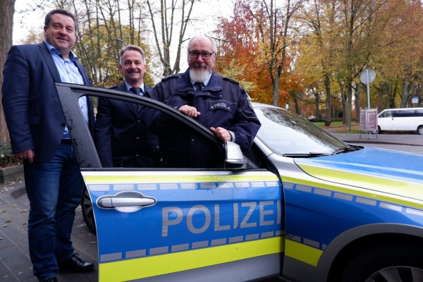 Landrat Dr. Axel Lehmann und Polizeidirektor Jürgen Siebel (von links) begrüßen den neuen Bezirksdienstbeamten für Heidenoldendorf, Detlef Numrich. - © Lorraine Brinkmann