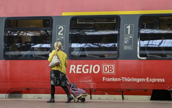 Verwirrende Ausnahmeregelungen gelten nun plötzlich doch für das Neun-Euro-Ticket der Deutschen Bahn. Denn ein paar beliebte Nahverkehrsverbindungen sind jetzt doch ausgenommen. - © Jan Woitas