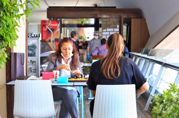 In Restaurants müssen Gäste ihre Daten auf Formularen eintragen. - © picture alliance/dpa