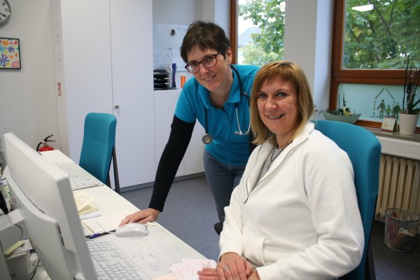 Bei der Arbeit: In den Räumen der ehemaligen OGS behandelt Christa Bittscheidt ihre Patienten. Unterstützt wird sie von ihren Mitarbeiterinnen, hier die medizinische Fachangestellte Petra Kallweit. - © Kirsten Fuhrmann