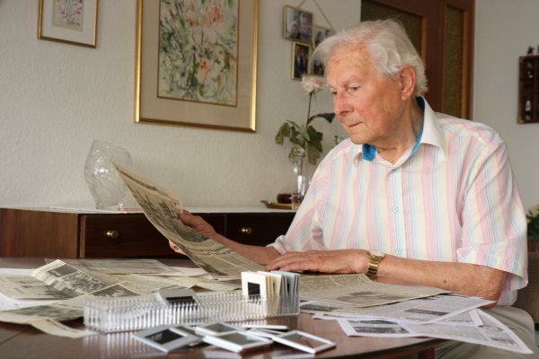 Erinnert sich: Hans-Joachim Bindszus mir Zeitungsausschnitten und Dias aus den 1970er Jahren. Er war zum damaligen Zeitpunkt Technischer Leiter und stellvertretender Kurdirektor des Staatsbades. - © Alexandra Schaller