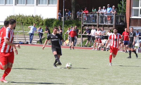 Steilpass von Detmolds Robert Fiorilli: Am Werresportplatz soll sich etwas tun, der Post-TSV Detmold spielt mit der ersten Mannschaft in der Bezirksklasse und mit der Zweiten in der A-Liga. - © Sebastian Lucas