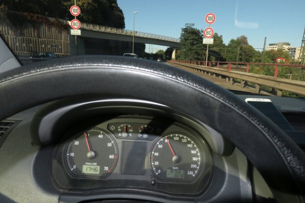 Testfahrt: Wer mit Tempo 80 fährt, verliert im Schnitt unter einer Minute. - © Kurt Ehmke