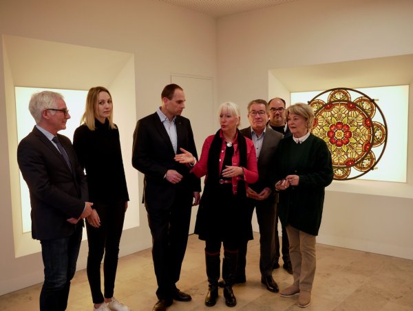Gabriele Bunse (Mitte) mit (von links) Reinhard zum Hebel, Annalena Schröder-Sohn (beide St.-Elisabeth-Stiftung), Thomas Müller (Rotary Club Lemgo), Ralf Beckmeier („Jüngere Wohn-Pflege"), Jan Gebauer („JuP") und Karin Dorn (MS Kontaktkreis). - © Rotary Club Lemgo