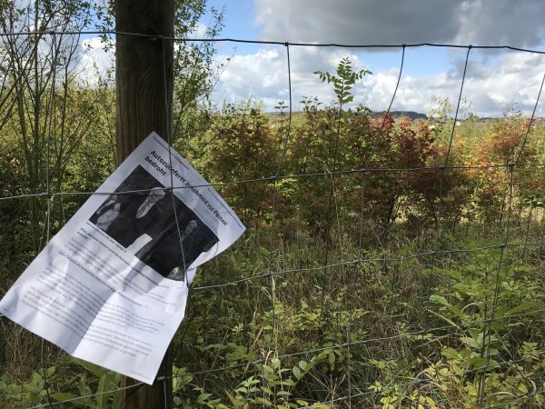 Am Eichenberg sind bereits mehrere Zettel gefunden worden. Die meisten Zettel enthalten asyl- oder regierungskritische Botschaften. Auf dem abgebildeten ist die fehlgeschlagene Wirtschaftspolitik der Merkel-Politik Thema.  - © Seda Hagemann