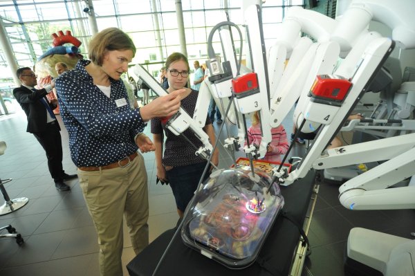 High-Tech zum Anfassen: Der OP-Roboter stieß beim Gesundheitstag in Lemgo auf großes Interesse. - © Nicole Ellerbrake