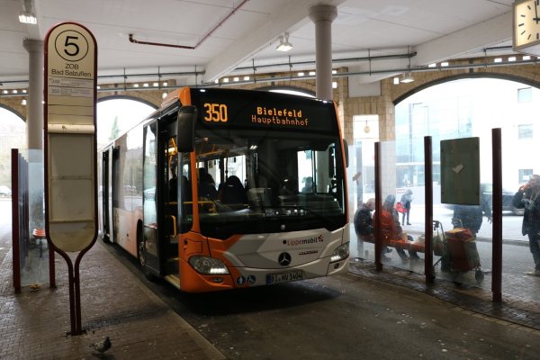 Ein Bus der Linie 350 steht im Busbahnhof am Ostertor, in knapp einer Stunde wird er in Bielefeld sein. Die Sozialdemokraten wollen, dass noch mehr Bad Salzufler Ortsteile über ein ÖPNV-Angebot mit dem Bielefelder Zentrum verbunden werden. - © Till Sadlowski