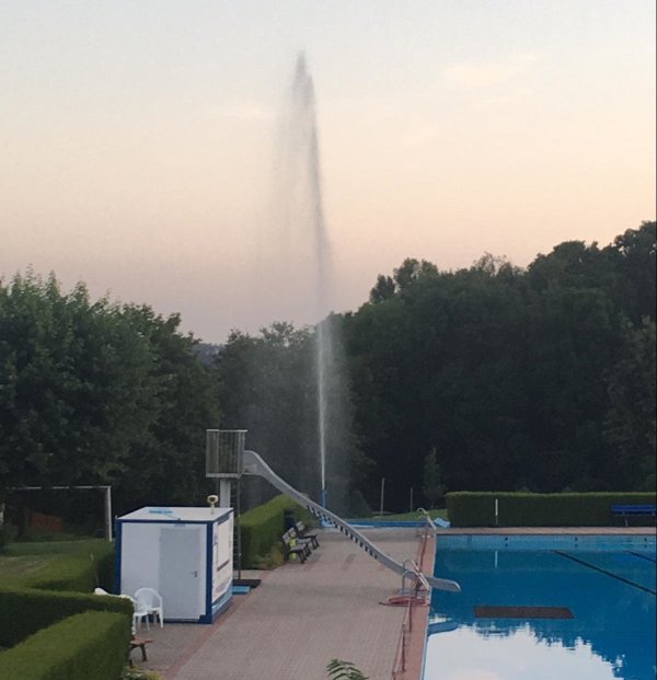 Wasser schießt im Freibad Bösingfeld-Asmissen in die Höhe. - © Marcus Riesmeier