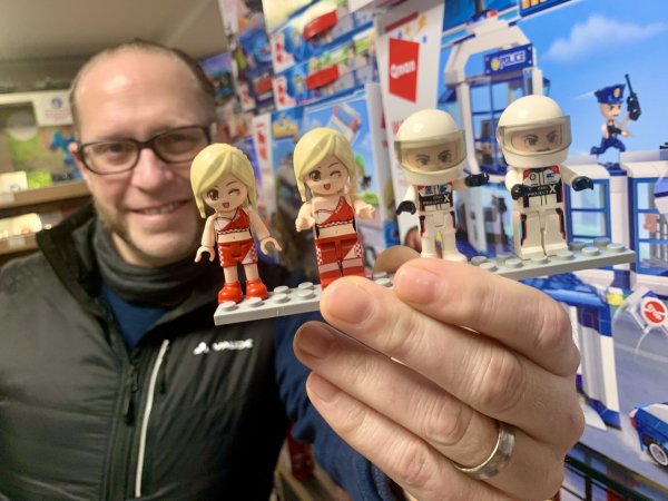 Thorsten Klahold zeigt den Vergleich von neuer, schmalerer Qman-Figur (jeweils links) und dem bisherigen Modell, das von Lego beanstandet wurde. - © Jens Reddeker