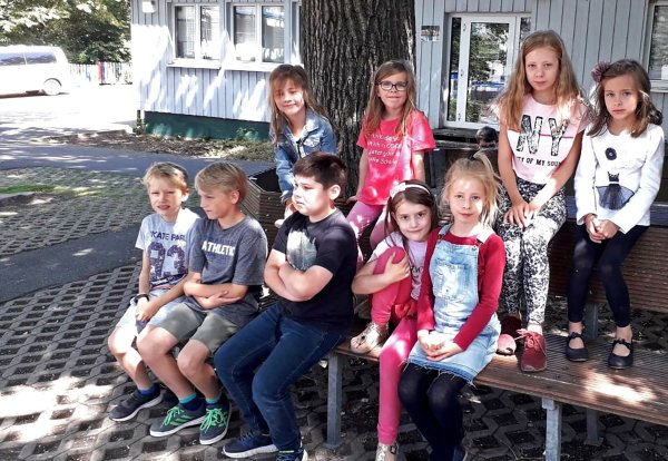 Die Kinder der OGS Bösingfeld warten auf eine räumliche Erweiterung. Im Hintergrund ist der Pavillon zu sehen, in dem derzeit die Musikschule untergebracht ist. - © Sylvia Frevert
