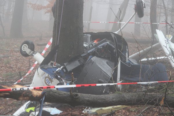 Wrack des Ultraleichtflugzeugs im Wald bei Linderhofe. - © Jens Rademacher (Archiv)