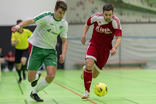 Starker B-Ligist: Tarek Renusch (links) vom TuS Eichholz-Remmighausen setzt sich gegen Christian Zimmermann vom SV Diestelbruch-Mosebeck durch. - © Egon Penner